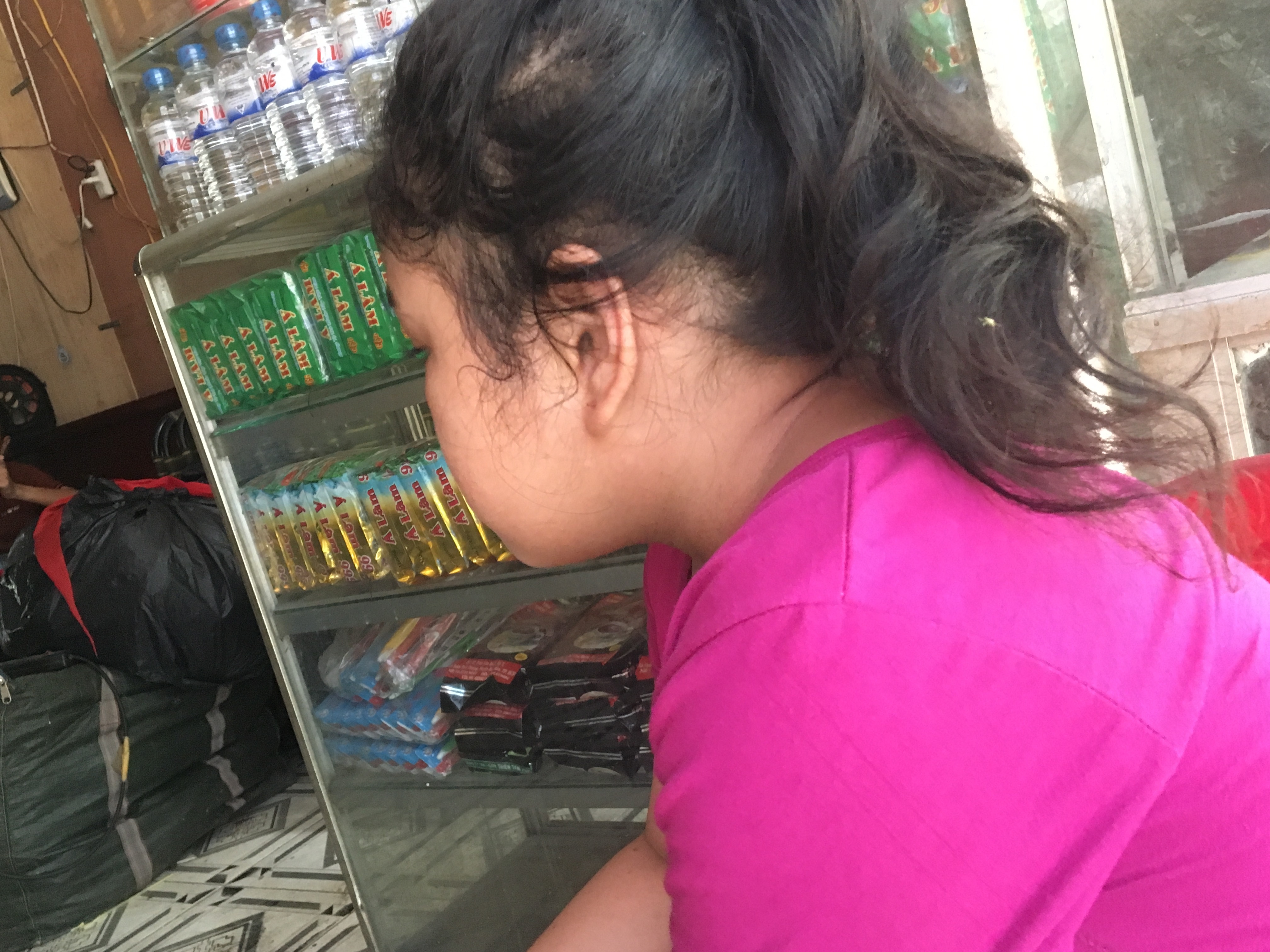 Ong lao 70 tuoi bi to lam 'chuyen bay' voi be gai hinh anh