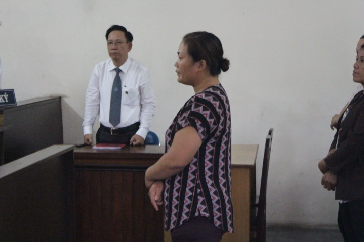 Voi tien chay an, nu thu ky toa 27 tuoi cung chong bi truy to hinh anh