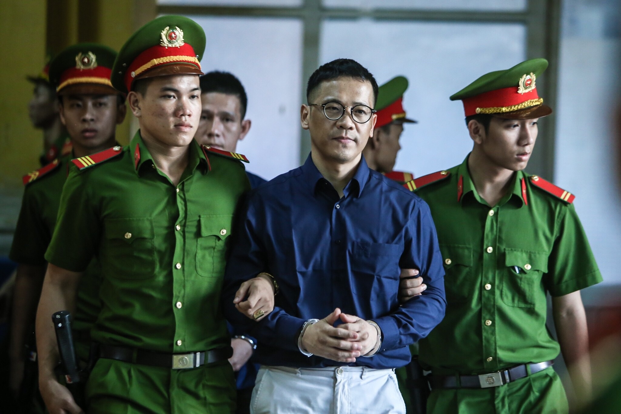 Cuu Giam doc VNCB: 'Ong Danh phai lam sai de cuu ngan hang' hinh anh