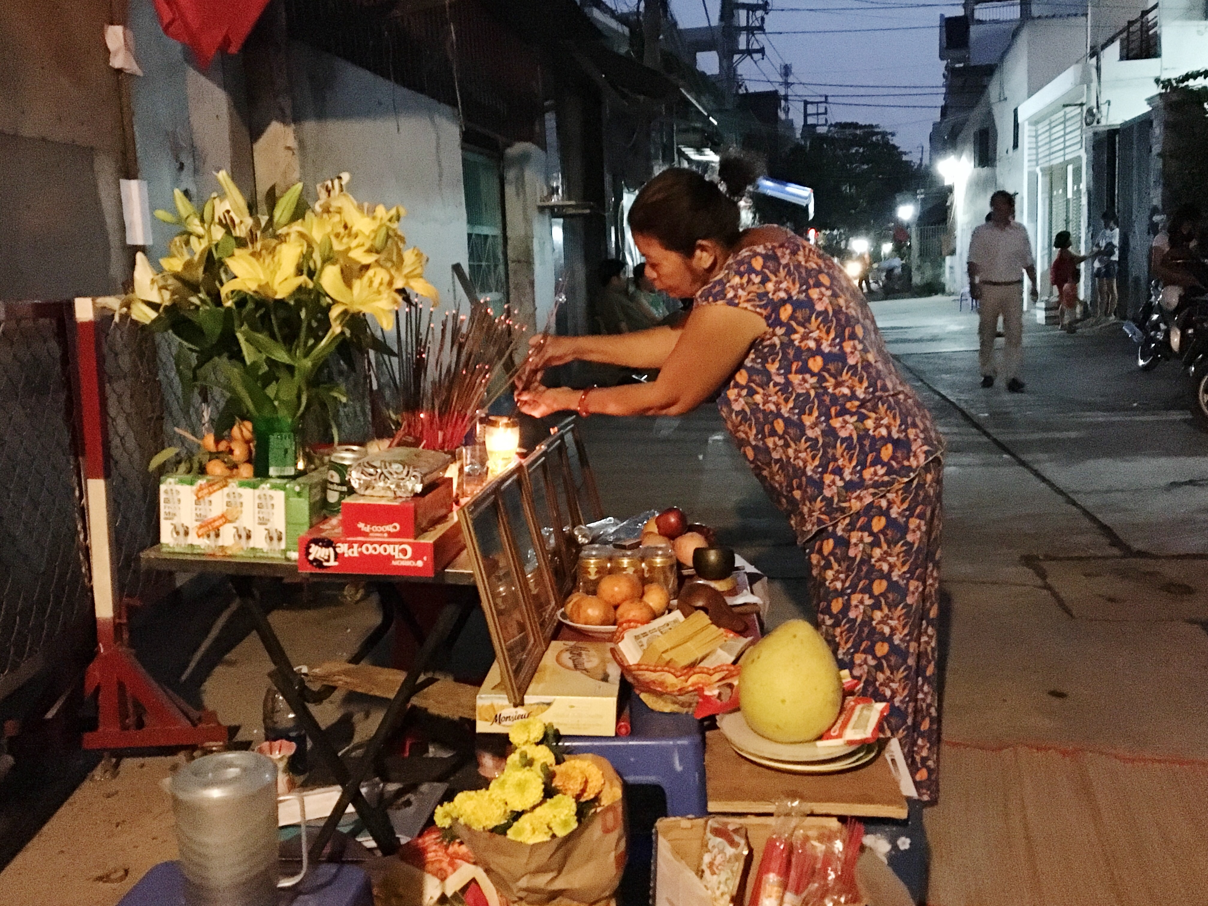 Nhieu nguoi la den vieng gia dinh 5 nguoi bi giet o Sai Gon hinh anh