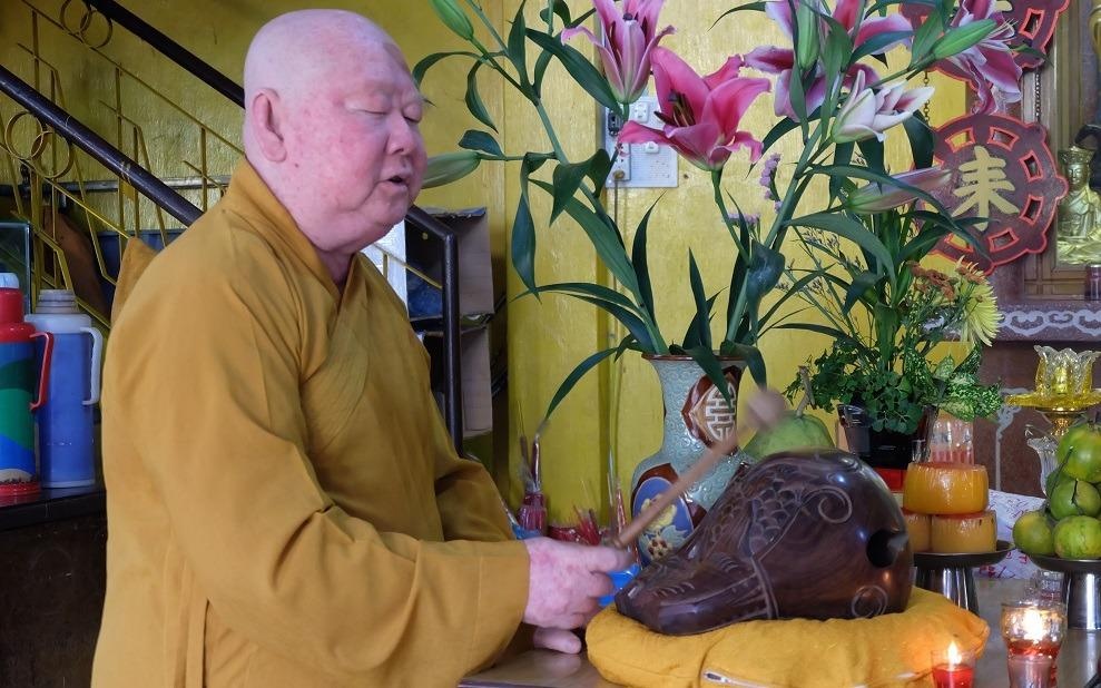 Ngoi chua 20 nam khong dot vang ma, danh tien ty giup nguoi ngheo hinh anh