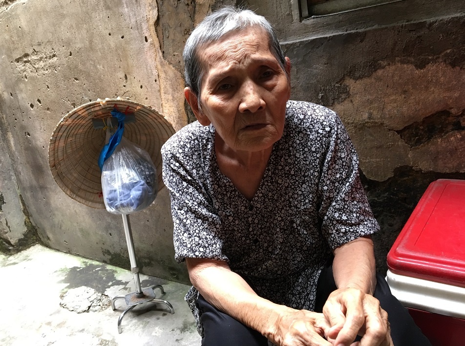cụ bà 84 tuổi bán vé số nói 2 ngoại ngữ ảnh 1 cu ba 84 tuoi ban ve so noi 2 ngoai ngu anh 1