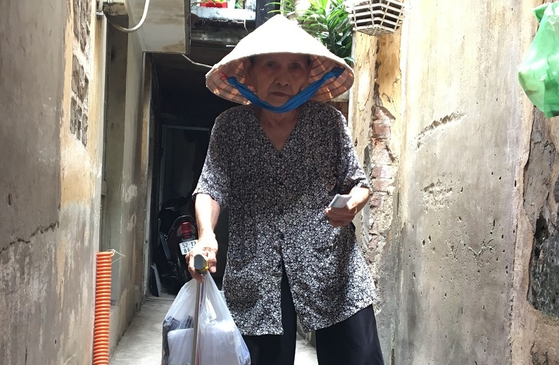 Cu ba thao 2 ngoai ngu 60 nam ban ve so o pho Tay - Bui Vien hinh anh