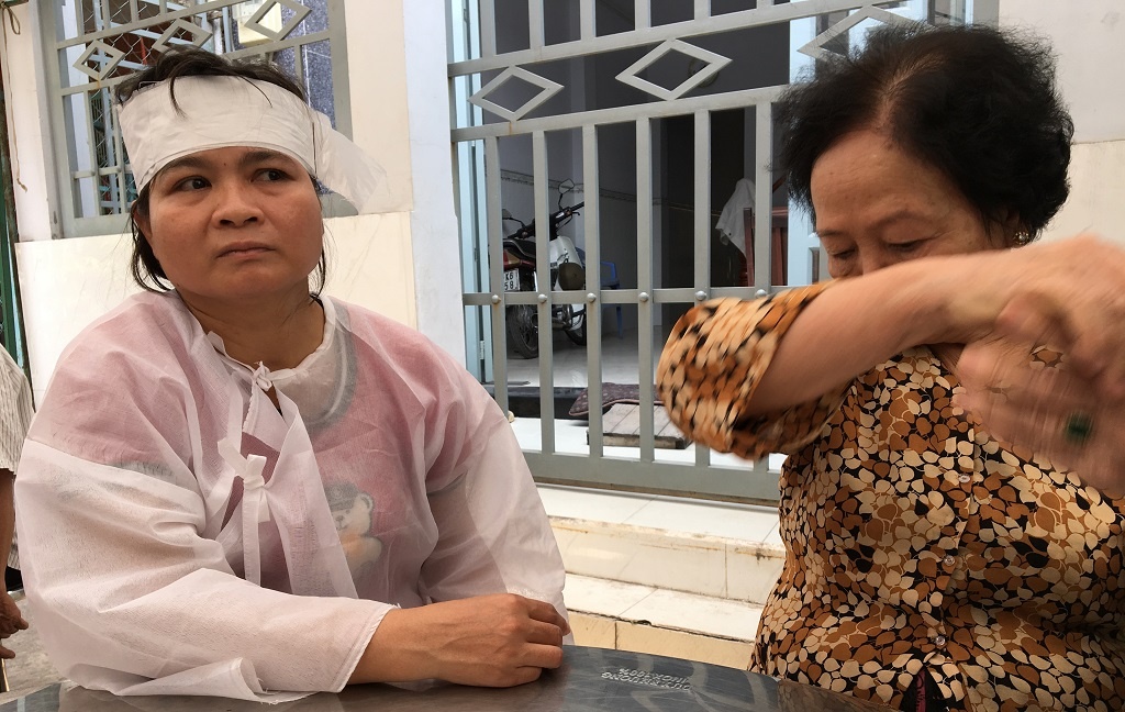 Vo bao ve cuu 40 nguoi vu chay Carina: 'Luc ve mat anh nhem nhuoc' hinh anh