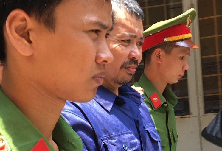 Ngung xu, toa tra ho so vu ban logo xe 'vua' hoi lo tien ty cho CSGT hinh anh