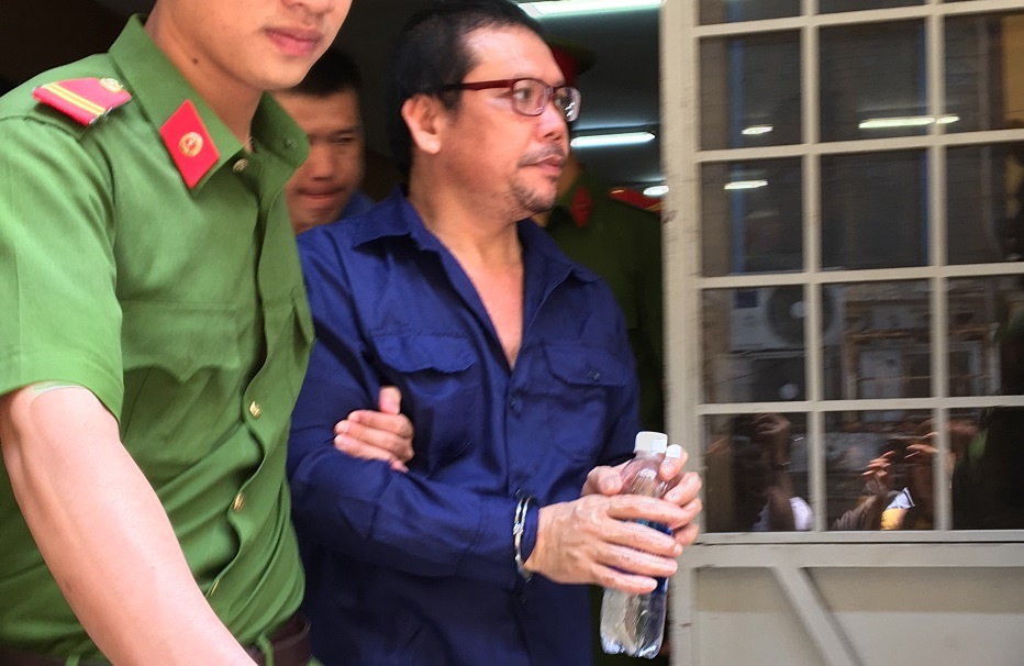 Trum logo xe 'vua' khai dua tien cho canh sat giao thong de muon xe om hinh anh