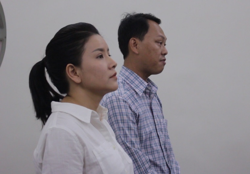 Ngoc Trinh va dai dien Nha hat Kich TP.HCM tranh luan tai toa hinh anh