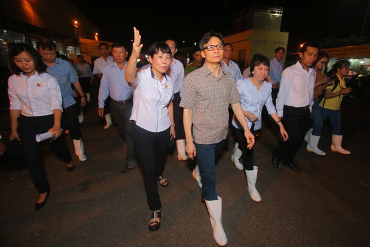 Phó Thủ tướng Vũ Đức Đam thăm chợ Bình Điền ảnh 2 Pho Thu tuong Vu Duc Dam tham cho Binh Dien anh 2