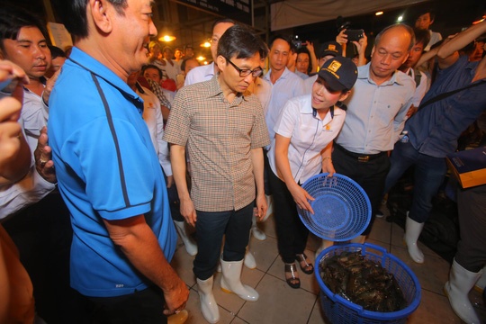 Phó Thủ tướng Vũ Đức Đam thăm chợ Bình Điền ảnh 4 Pho Thu tuong Vu Duc Dam tham cho Binh Dien anh 4