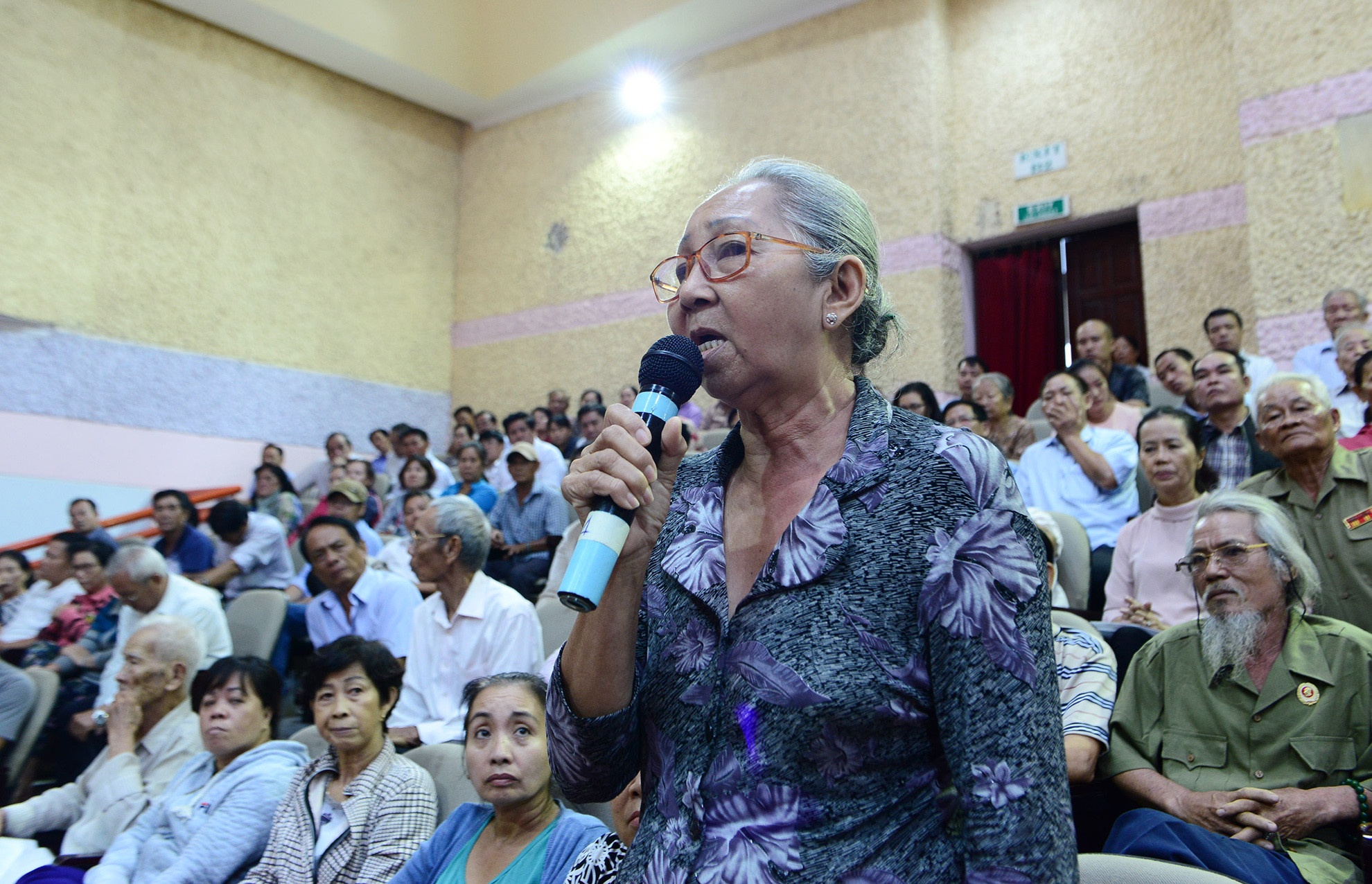 Bi thu Nguyen Thien Nhan tiep xuc cu tri quan 2 anh 2