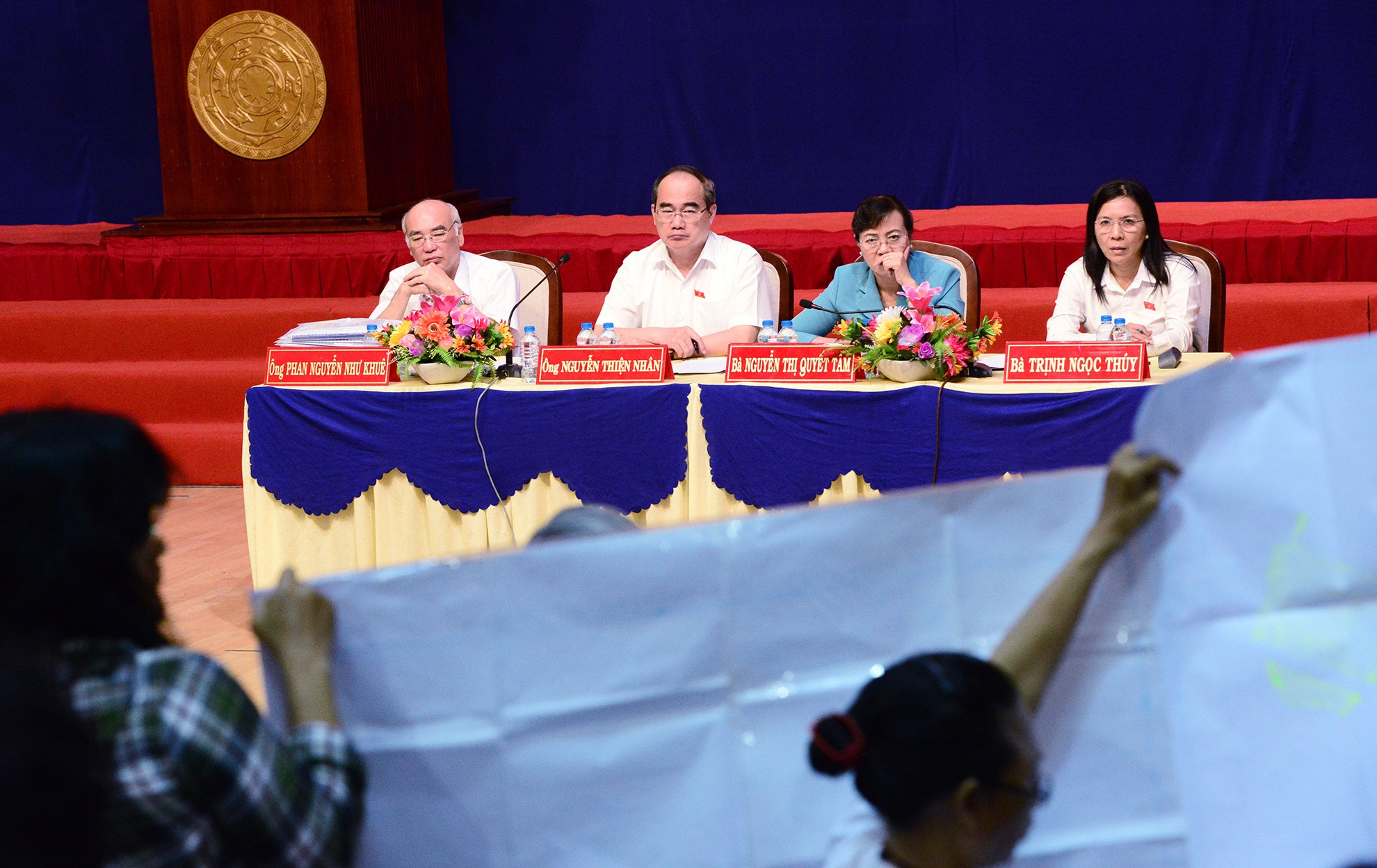 Bi thu Nguyen Thien Nhan tiep xuc cu tri quan 2 anh 3