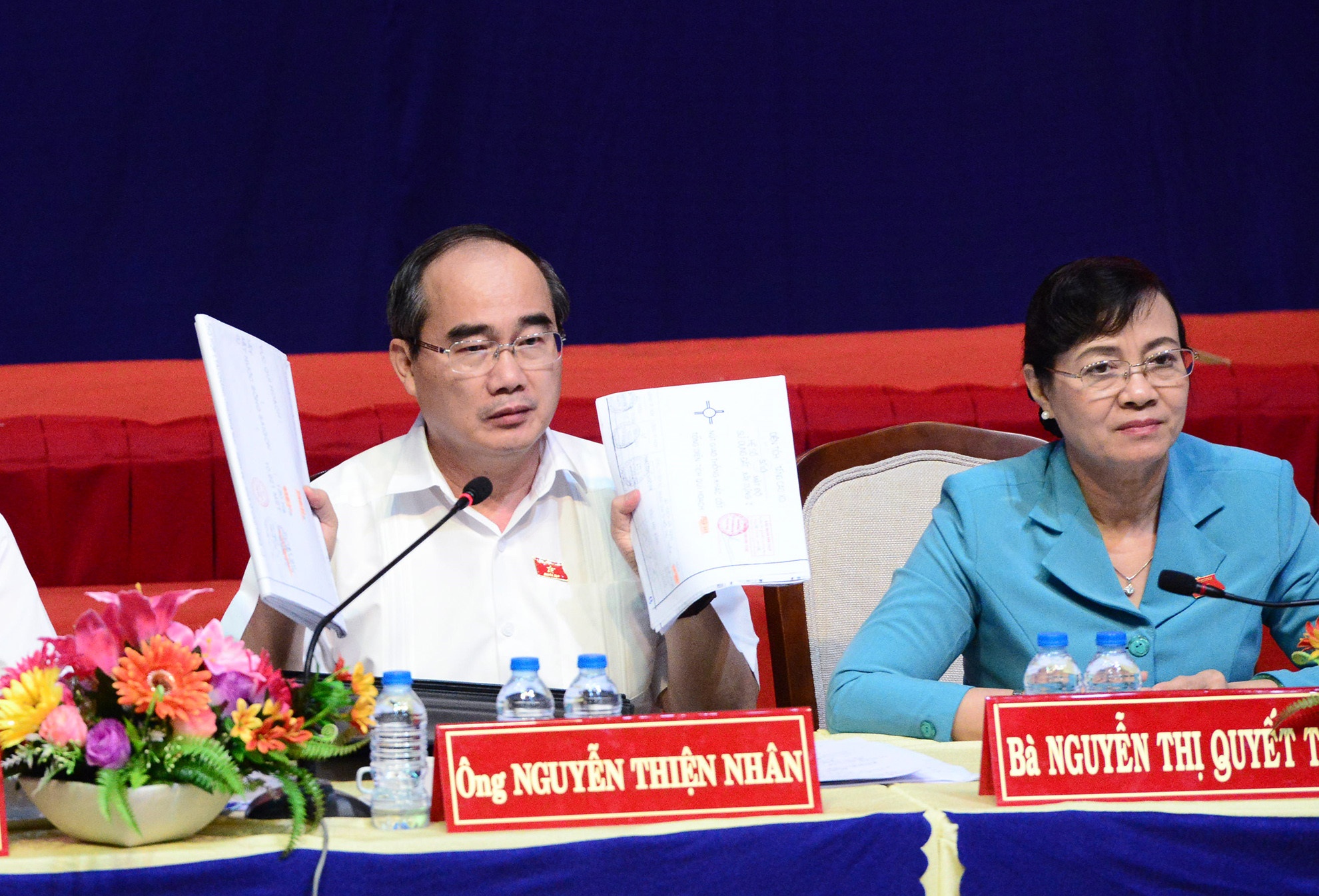 Bi thu Nguyen Thien Nhan tiep xuc cu tri quan 2 anh 4