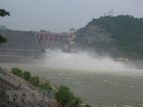 Thuy dien Hoa Binh xa cua day so 3 va dien tap xa lu khan cap hinh anh