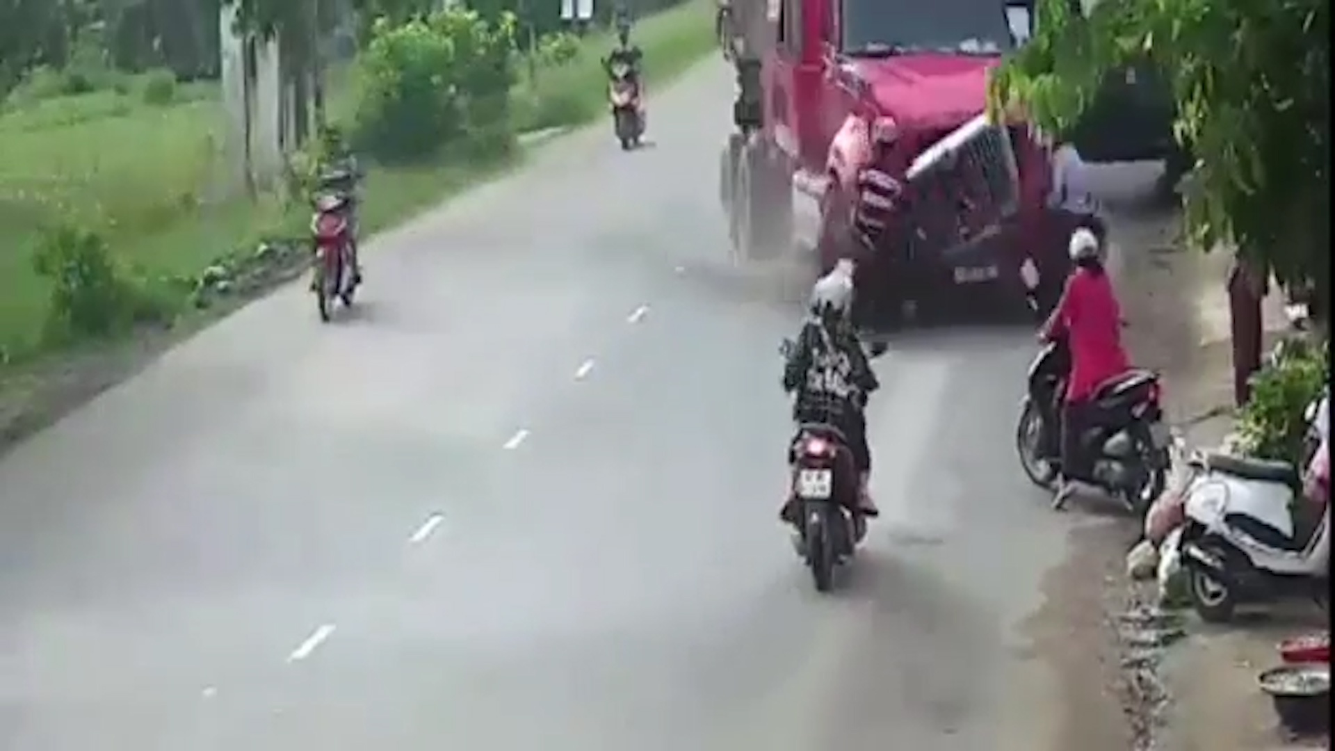 Xe dau keo tong 1 nguoi chet, 5 nan nhan bi thuong hinh anh