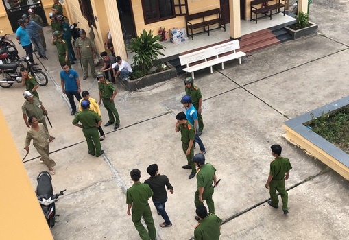 Kiem sat vien va phong vien bi hanh hung tai toa hinh anh