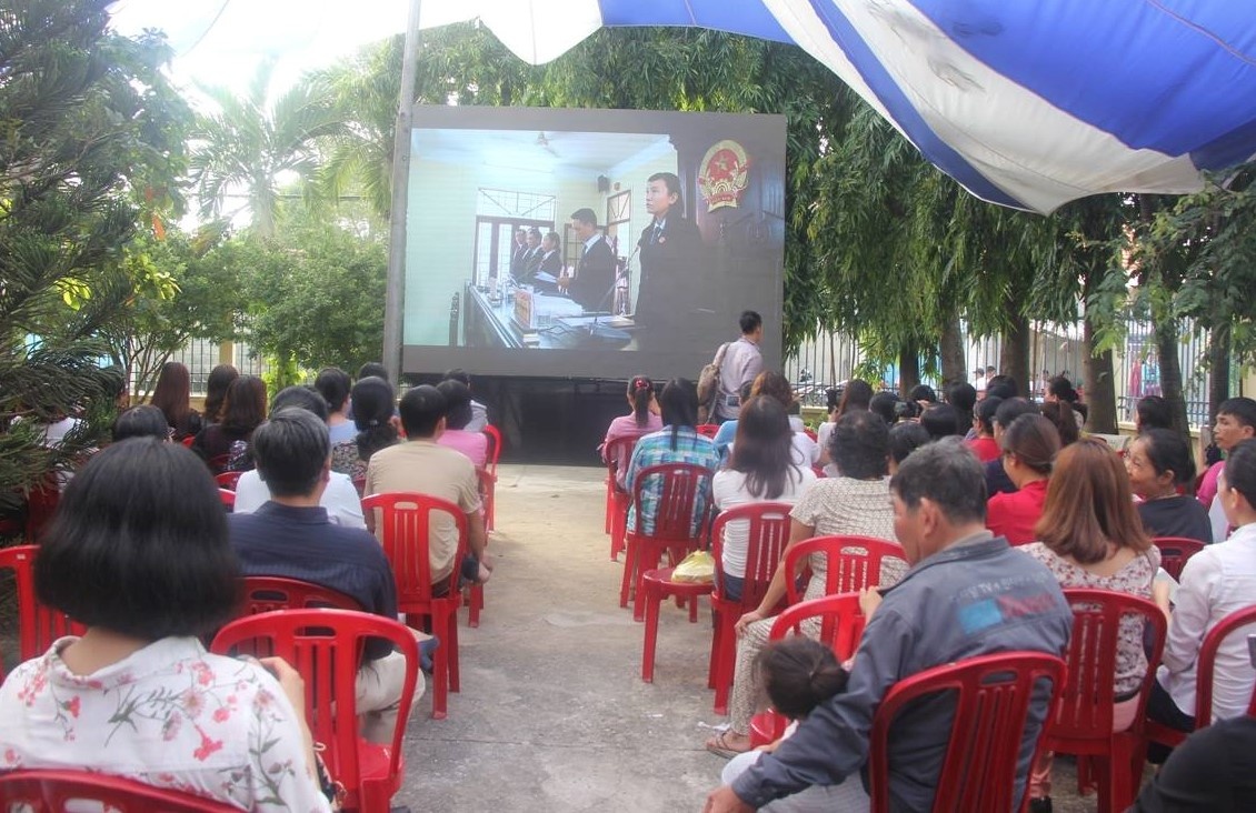 Hành hạ trẻ ảnh 2 Hanh ha tre anh 2