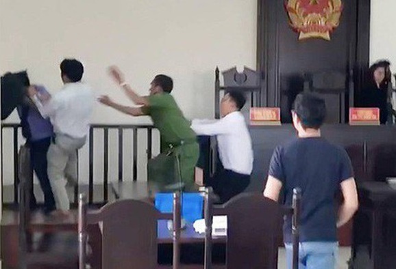 Nguoi hanh hung kiem sat vien tai toa bi tam giu hinh anh