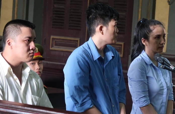 Giam an cho 3 bi cao duoc can bo hai quan tiep tay buon lau hinh anh