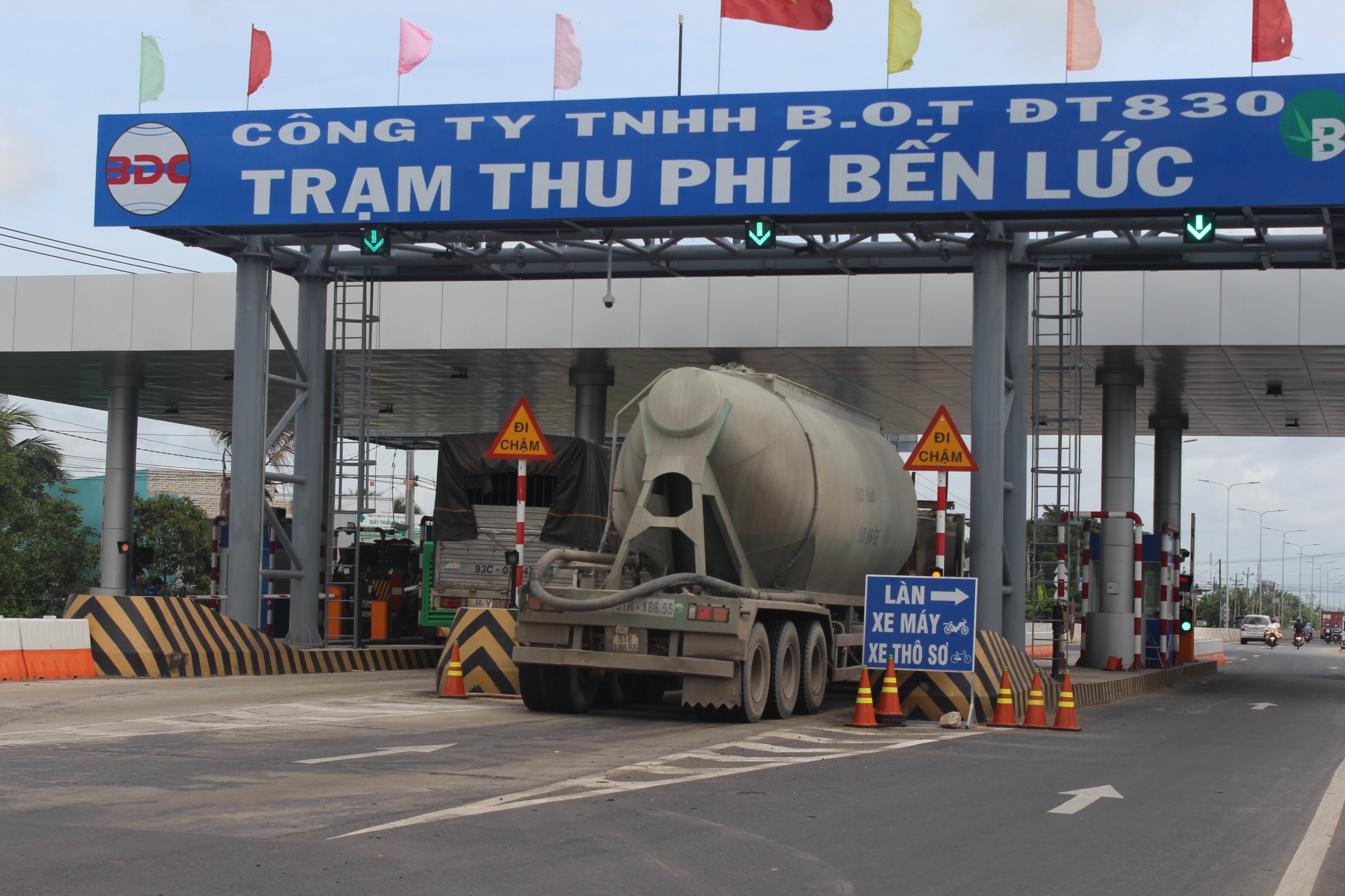 dan chan tram BOT Ben Luc anh 1