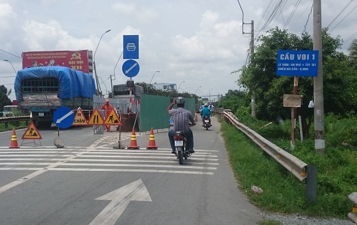 Sua chua diem den tai nan giao thong Cau Voi 1 o Long An hinh anh