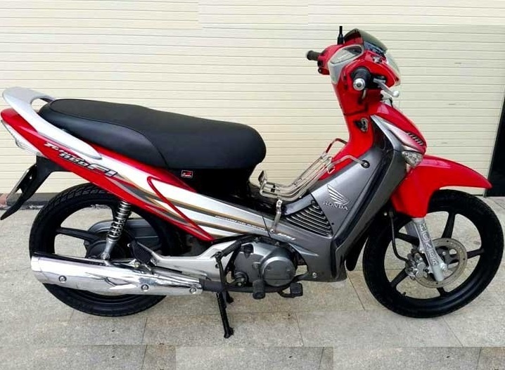 Bat tam giam ga trai trom xe may, tien cua chi vo hinh anh