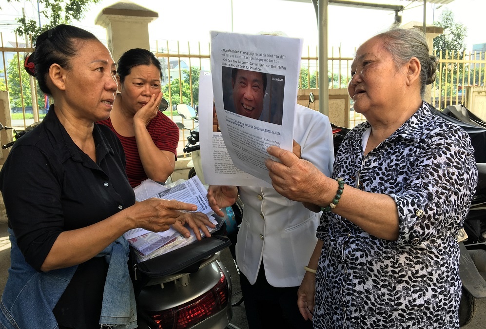 Nguoi dan Thu Thiem phan ung khi vu kien UBND quan 2 bi hoan hinh anh