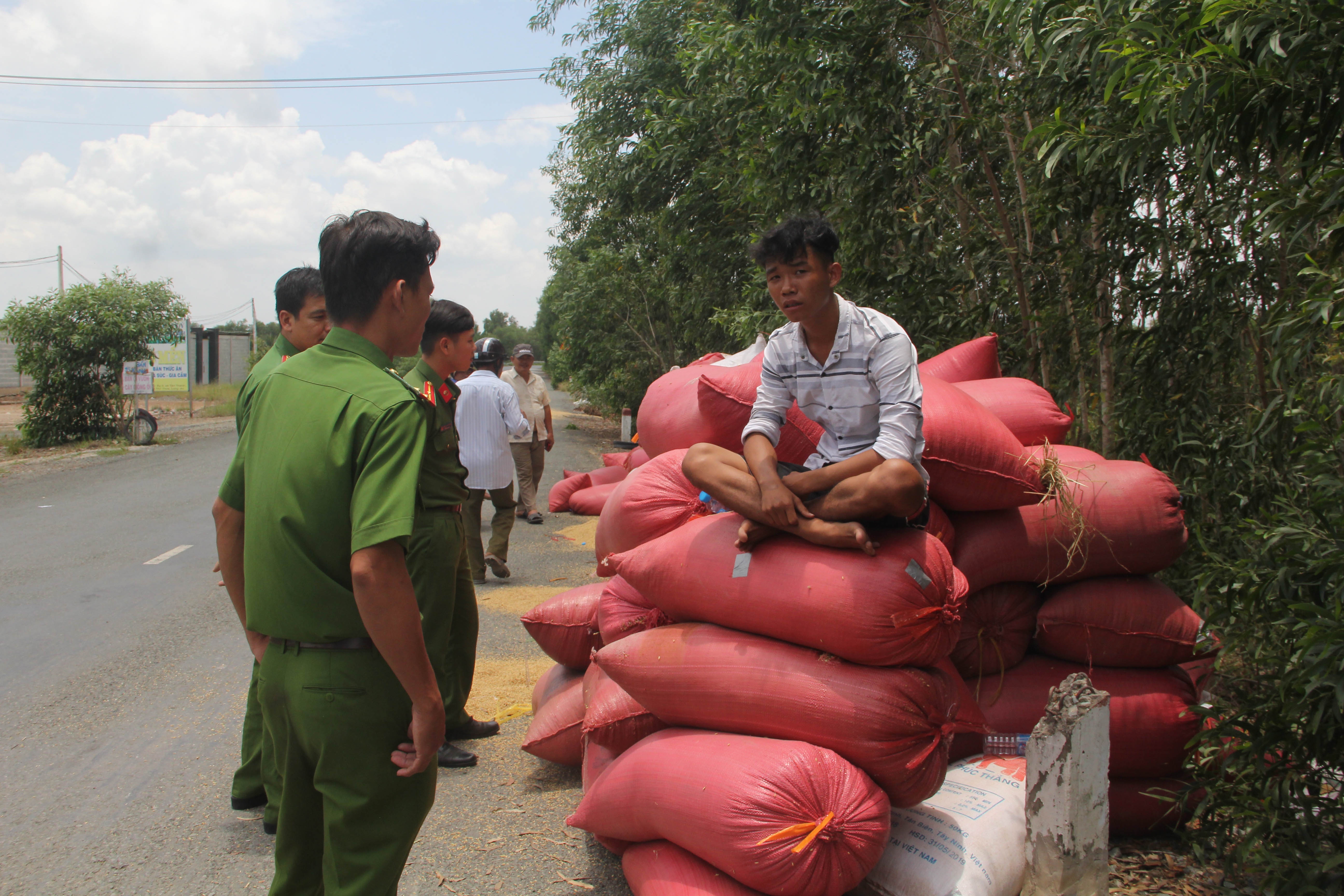 Bi bat vi cho qua tai, thanh nien tong xe vao thanh tra giao thong hinh anh