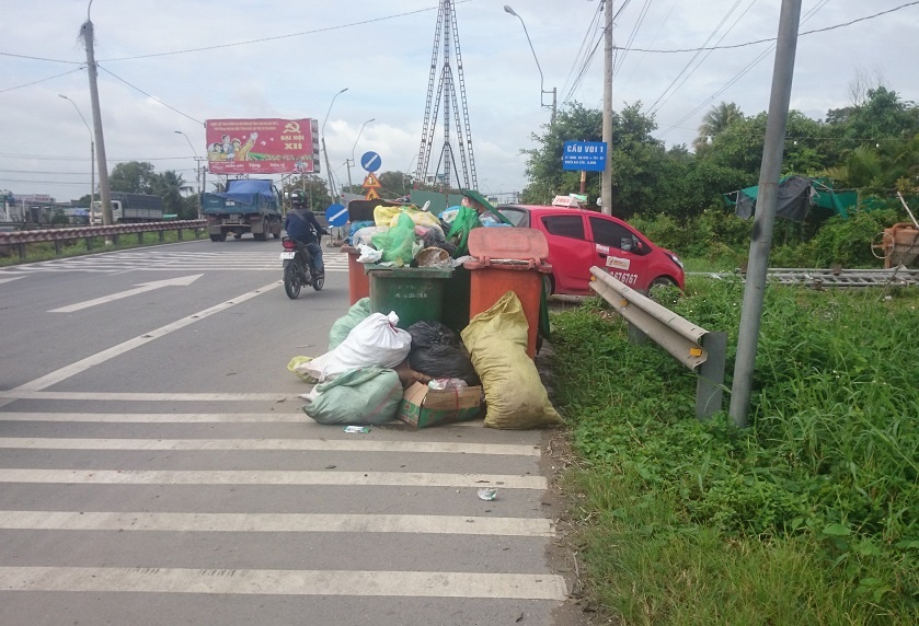 Gom rac doc hai, 3 cong nhan nhap vien hinh anh