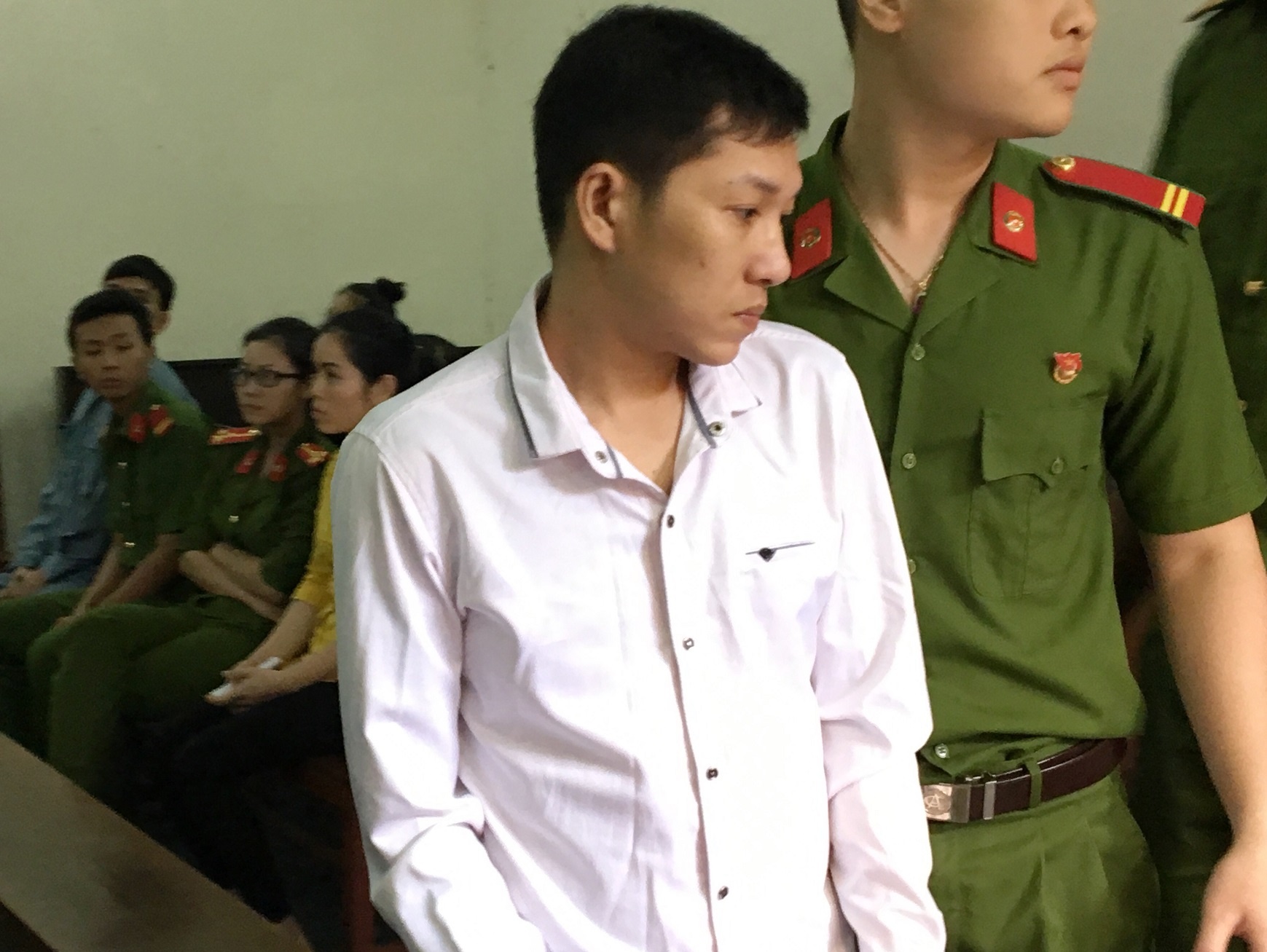 'Yeu rau xanh' 5 lan xam hai be gai 8 tuoi duoc giam an hinh anh