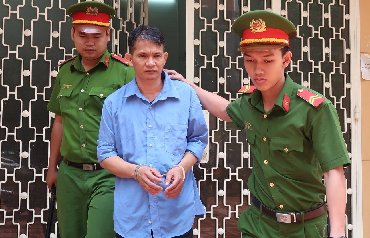 An tu cho ke sat hai con nuoi 15 tuoi hinh anh