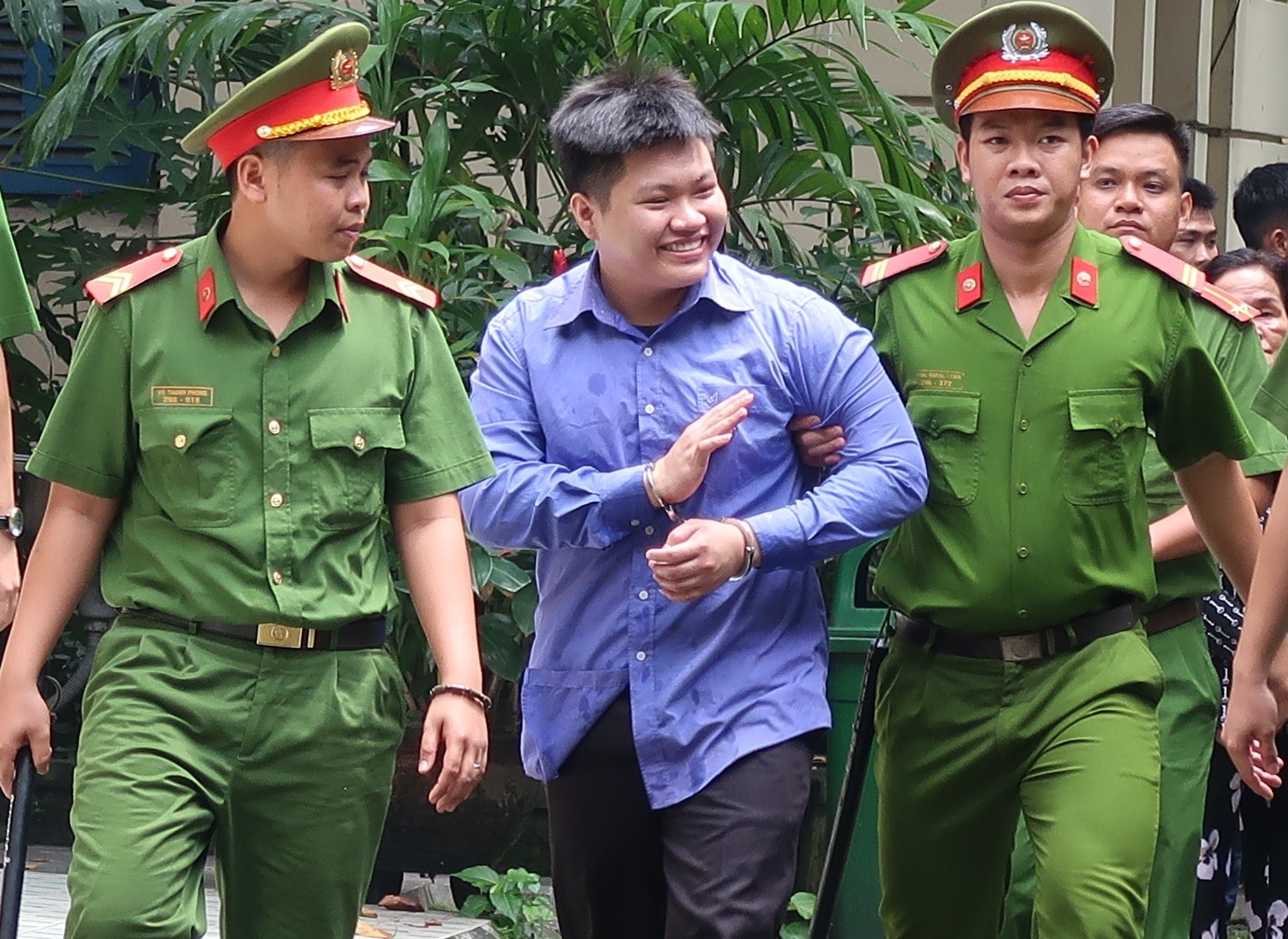 Thanh nien chem lia tay doi thu cuoi tuoi khi thoat toi giet nguoi hinh anh