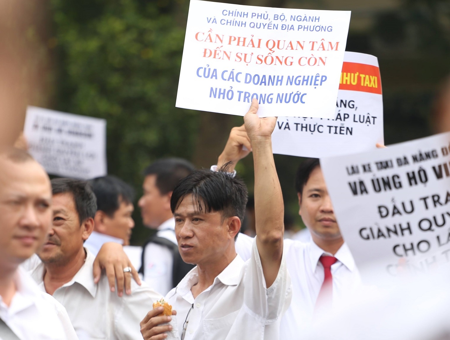 Vinasun: 'Grab bao lo 1.700 ty thi lay tien dau hoat dong?' hinh anh