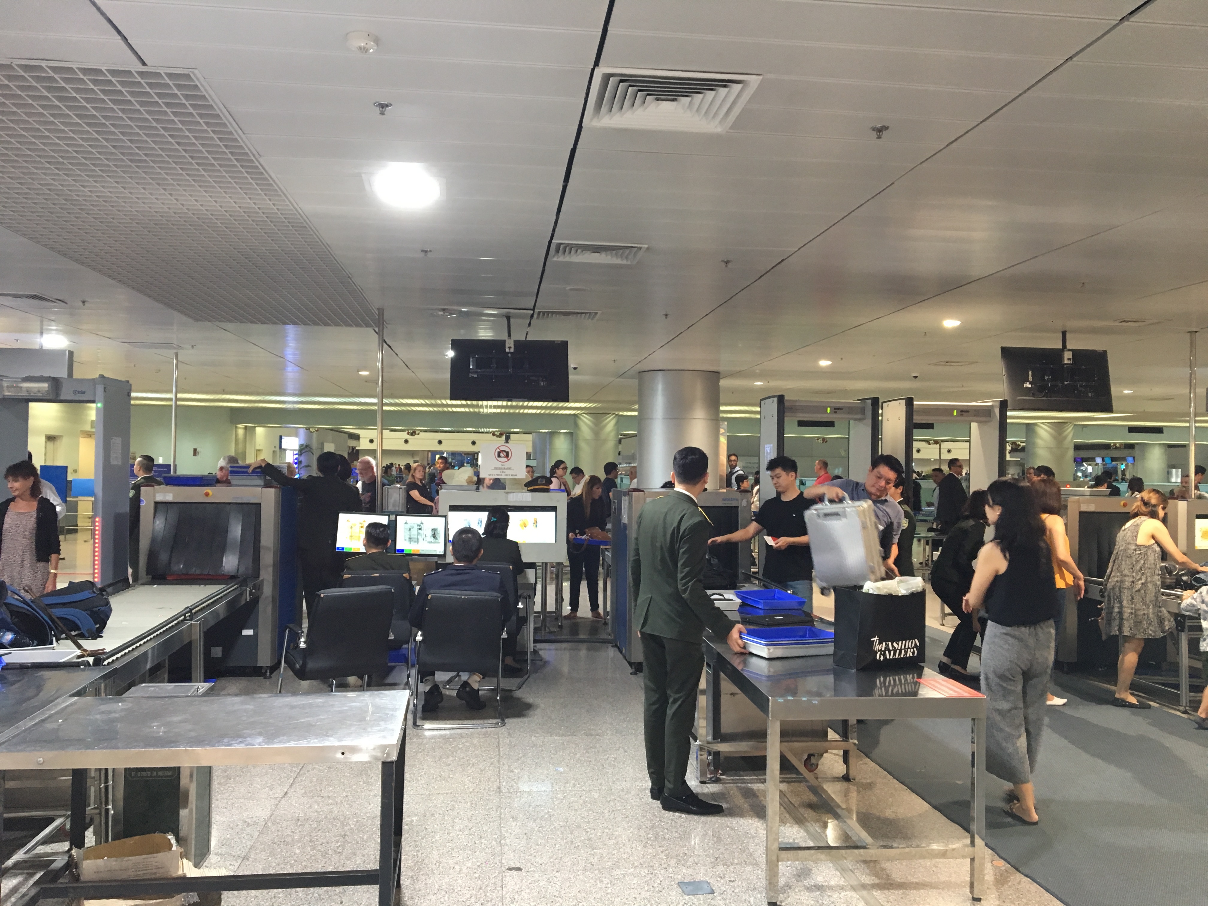 Phat 2 hanh khach mang theo 200 trieu dong khi xuat canh hinh anh