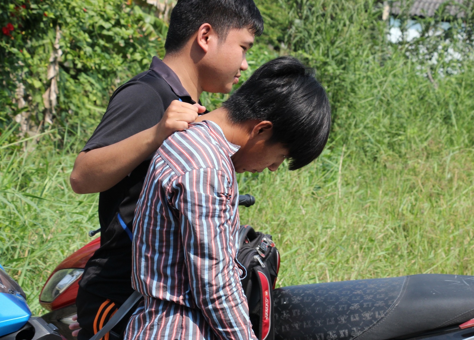 Hang tram canh sat vay bat nghi can dam tai xe taxi hinh anh