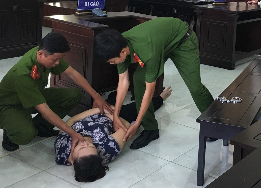 Bao mau ngat xiu khi nghe tuyen an vu danh tre o truong mam non hinh anh