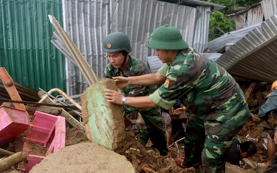 Sap nha o Nha Trang, 4 nguoi tu vong hinh anh