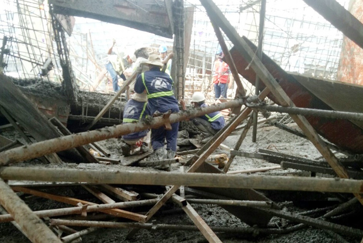 Sap san be tong nha 3 tang, mot nguoi chet hinh anh