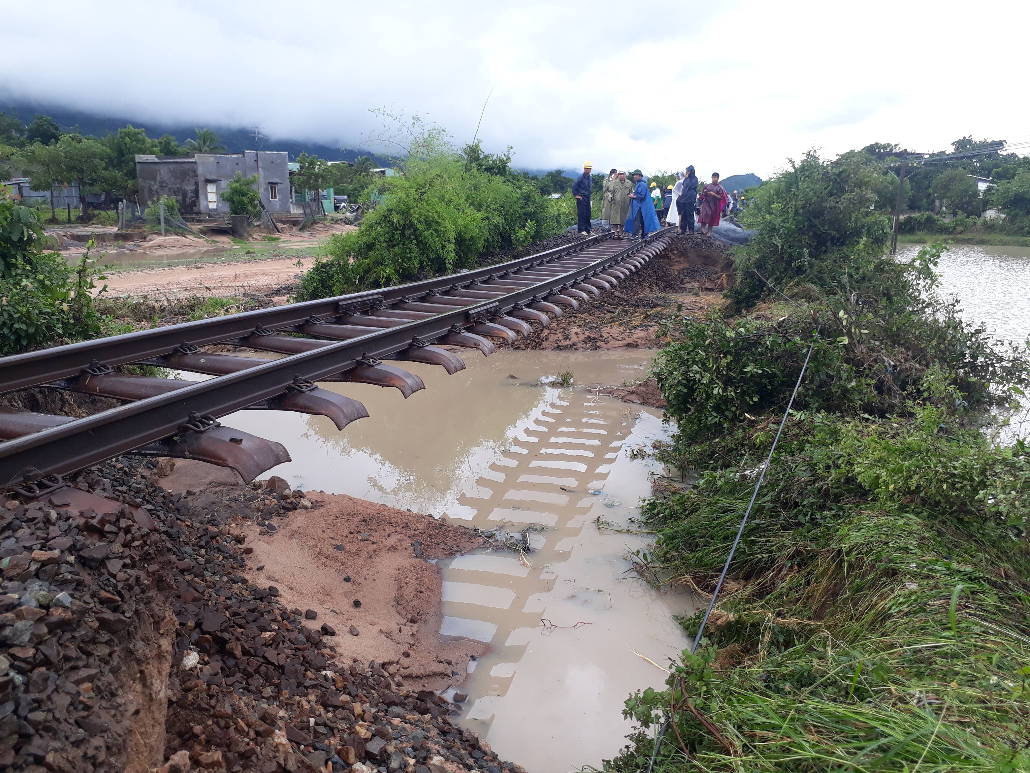 Nguy co lu quet, sat lo cao sau khi bao so 9 suy yeu thanh ap thap hinh anh