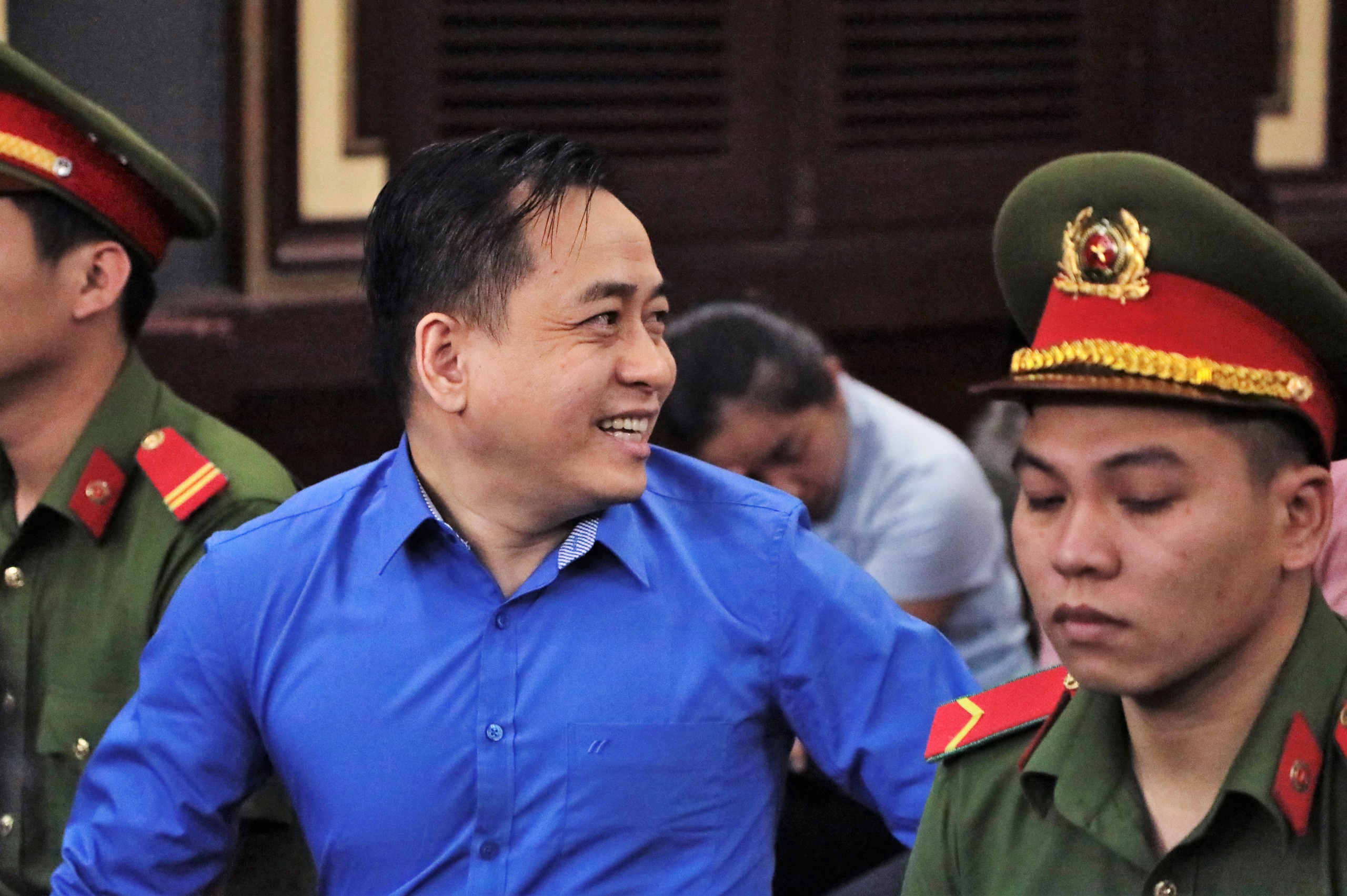 Vũ nhôm viết giấy gửi HĐXX ảnh 1 Vu nhom viet giay gui HDXX anh 1