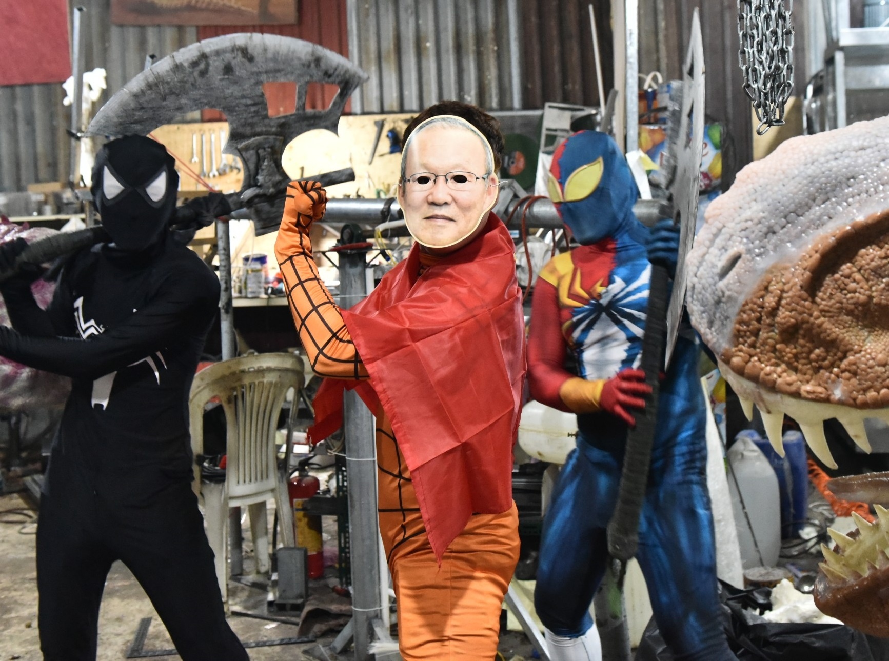 Khung long, sieu nhan Sai Gon tiep lua tuyen Viet Nam doat cup hinh anh