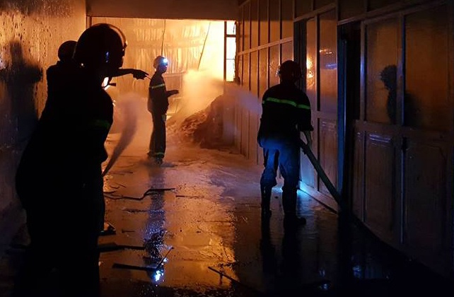 Hon 400 can bo, chien si dap chay trong dem o Can Tho hinh anh