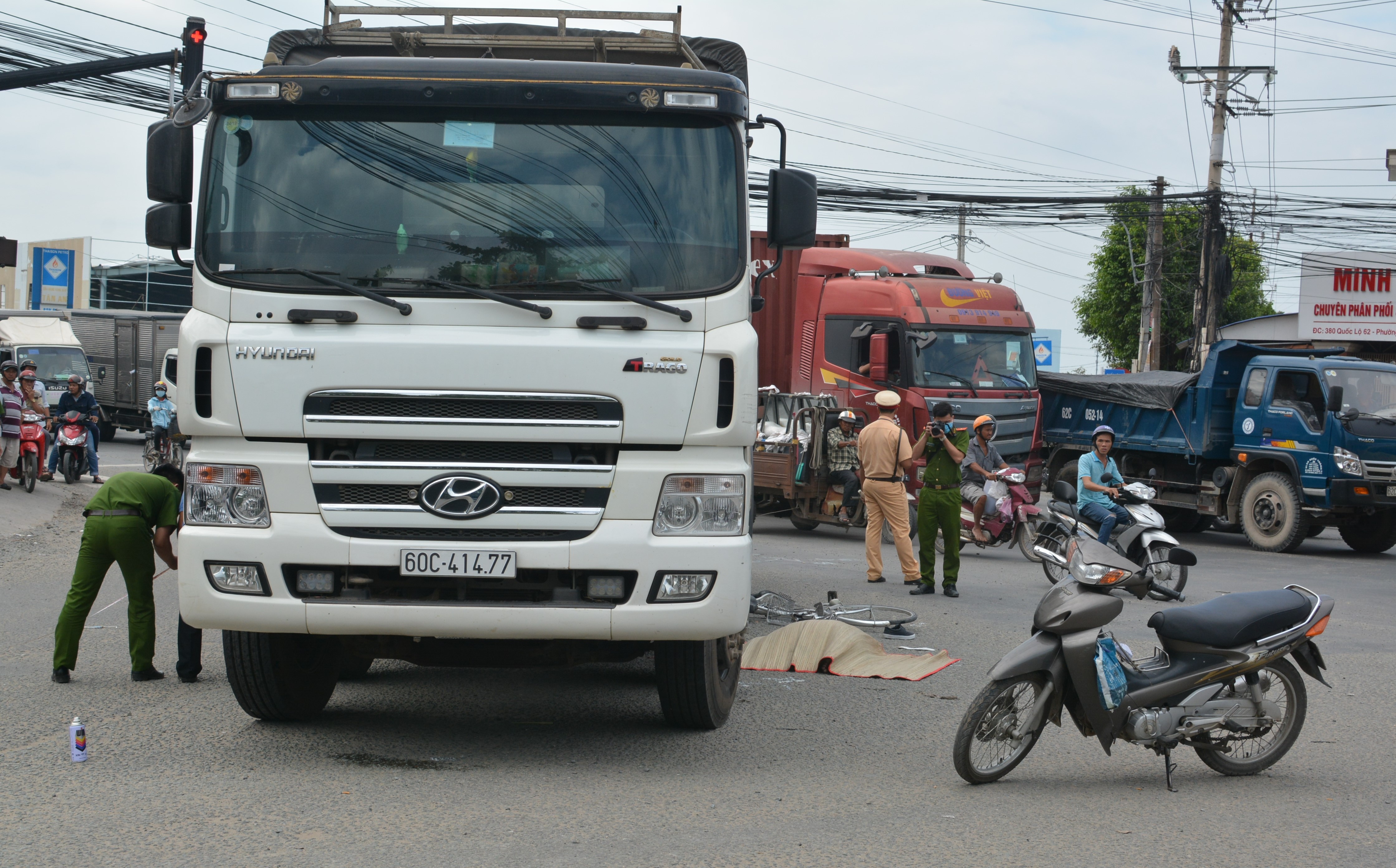 Nam sinh lop 10 bi xe tai can tu vong hinh anh