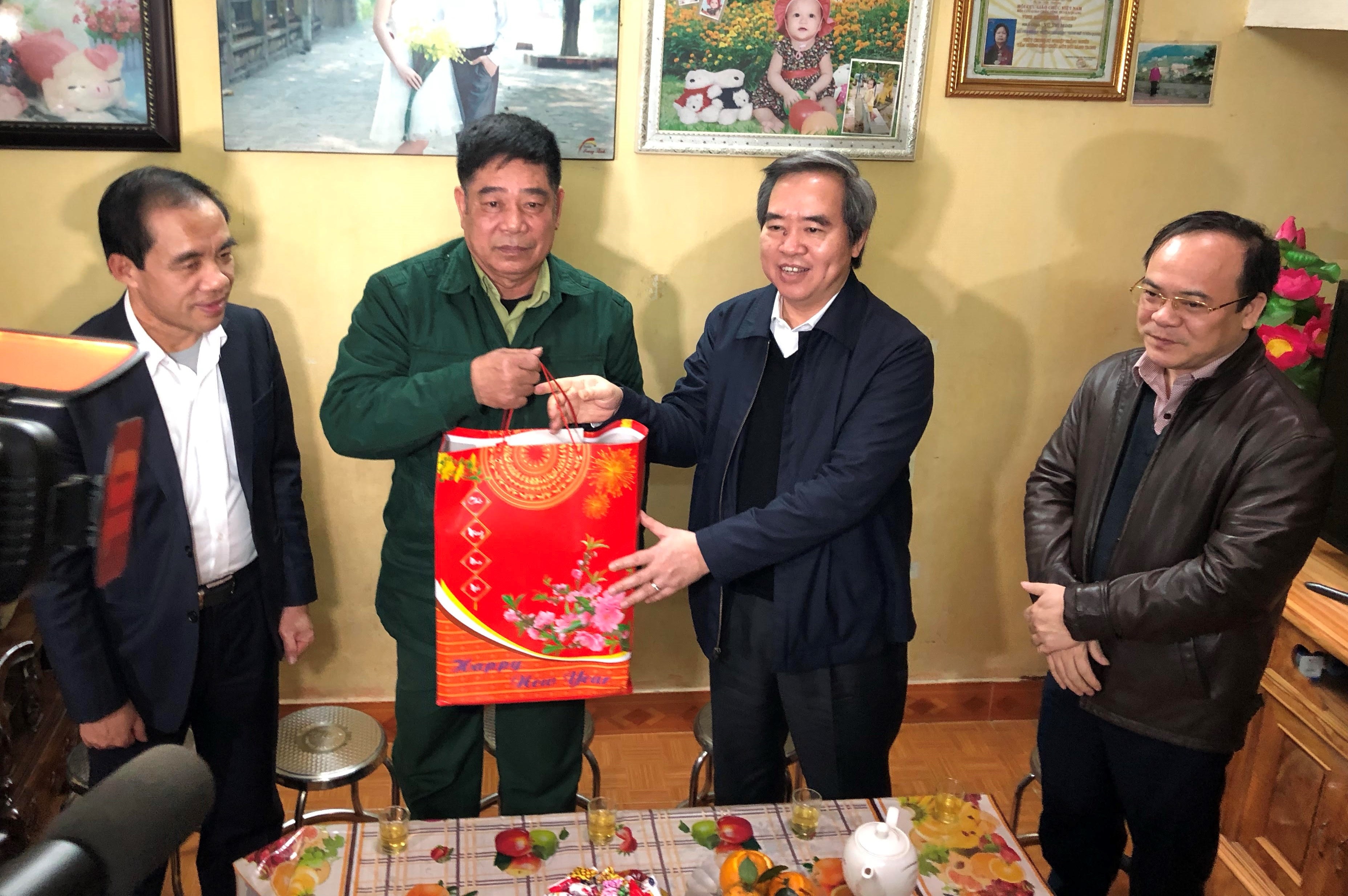 Truong ban kinh te trung uong anh 2