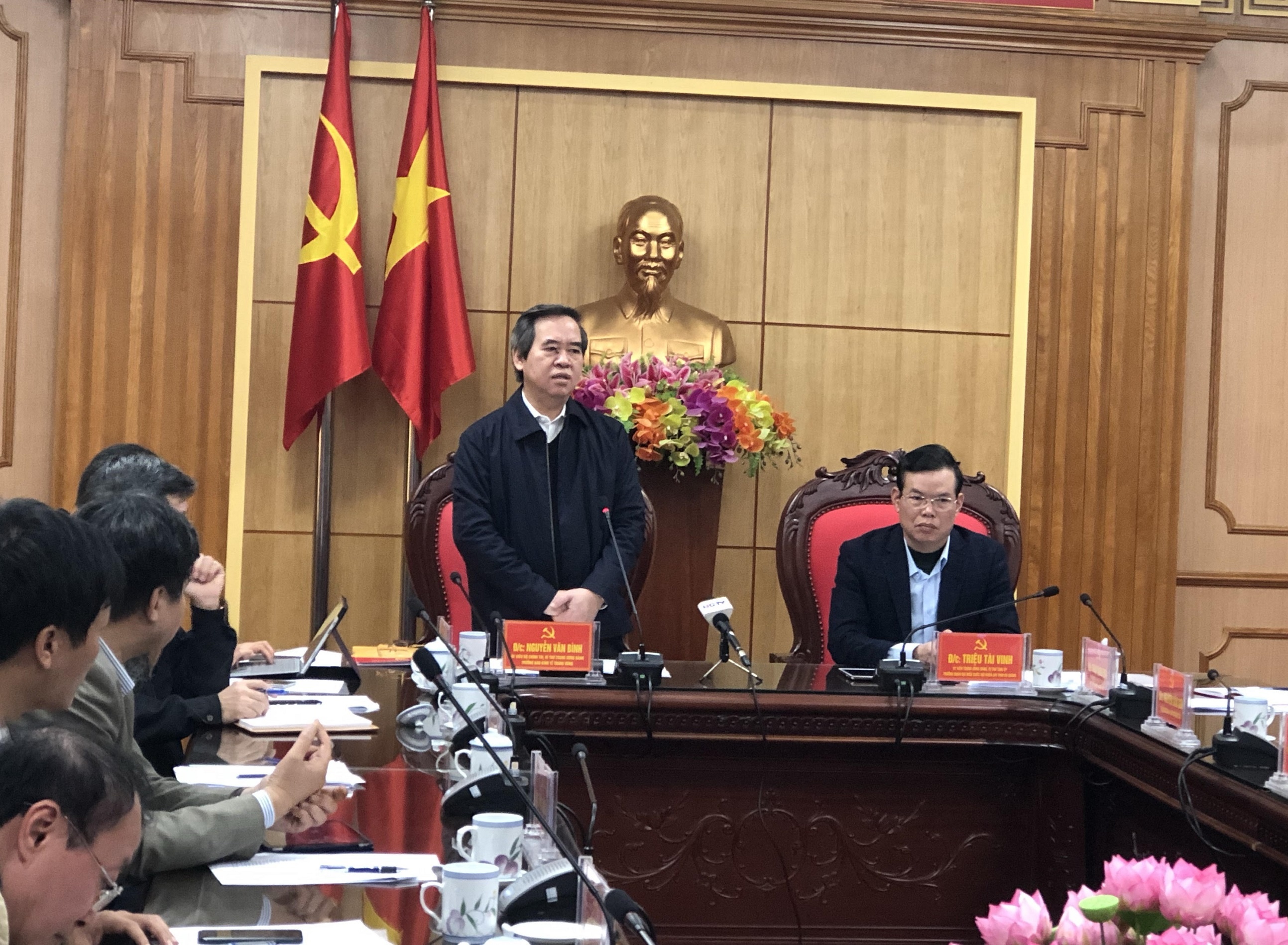 Truong ban kinh te trung uong anh 1