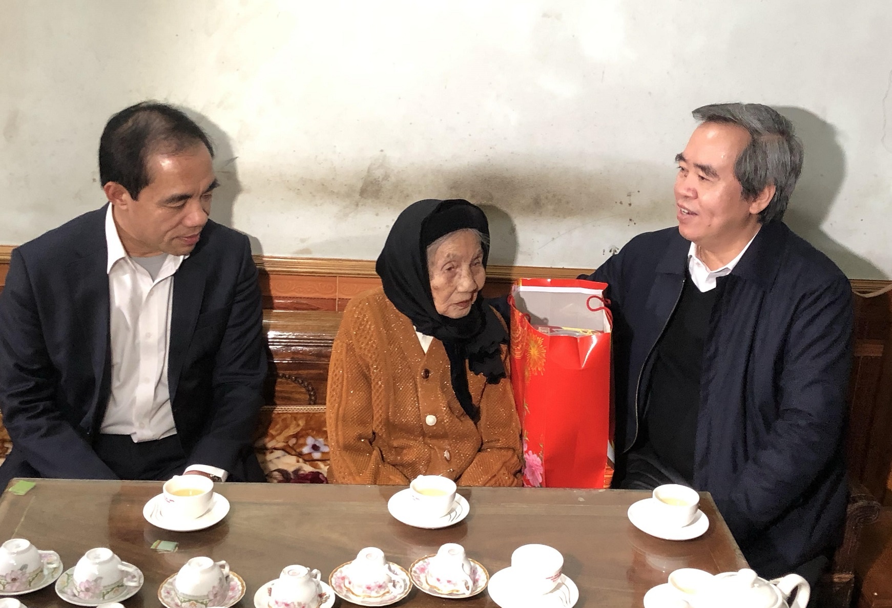 Truong ban kinh te trung uong anh 3