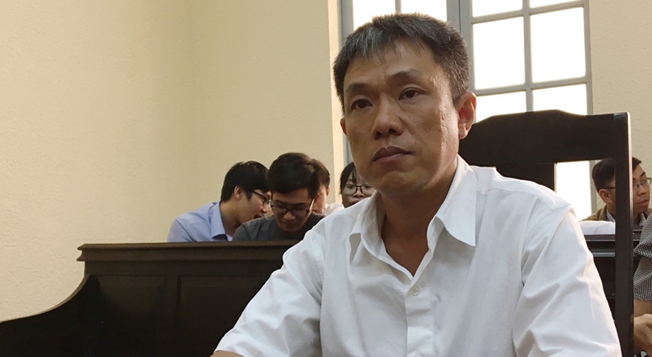 Hoa si Le Linh bat khoc tai phien toa Than dong dat Viet hinh anh