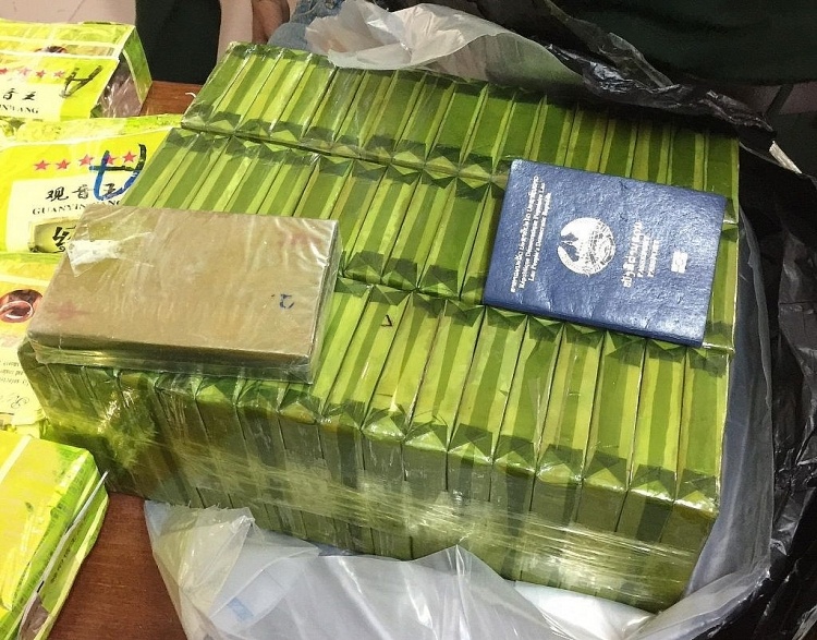 Nguoi phu nu buon tui xach van chuyen hon 4,5 kg ma tuy qua cua khau hinh anh