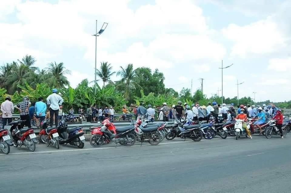 thiếu niên đâm vào dải phân cách ảnh 1 thieu nien dam vao dai phan cach anh 1