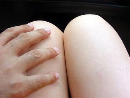 Ke tu xung dao dien dai truyen hinh du thieu nu len oto de dam o hinh anh