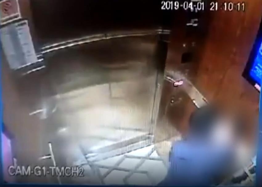 Ga dan ong dam o be gai trong thang may chung cu hinh anh